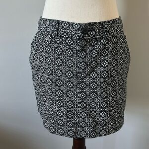 Sz 8 Old Navy black and white pattern skirt with pockets